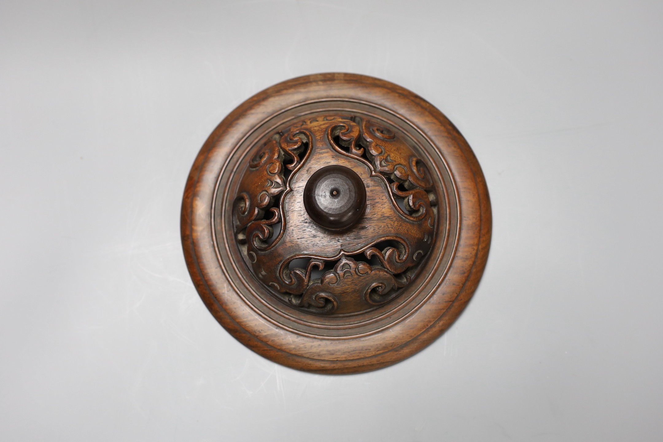 A Chinese hongmu cover, late Qing, 19cm diameter